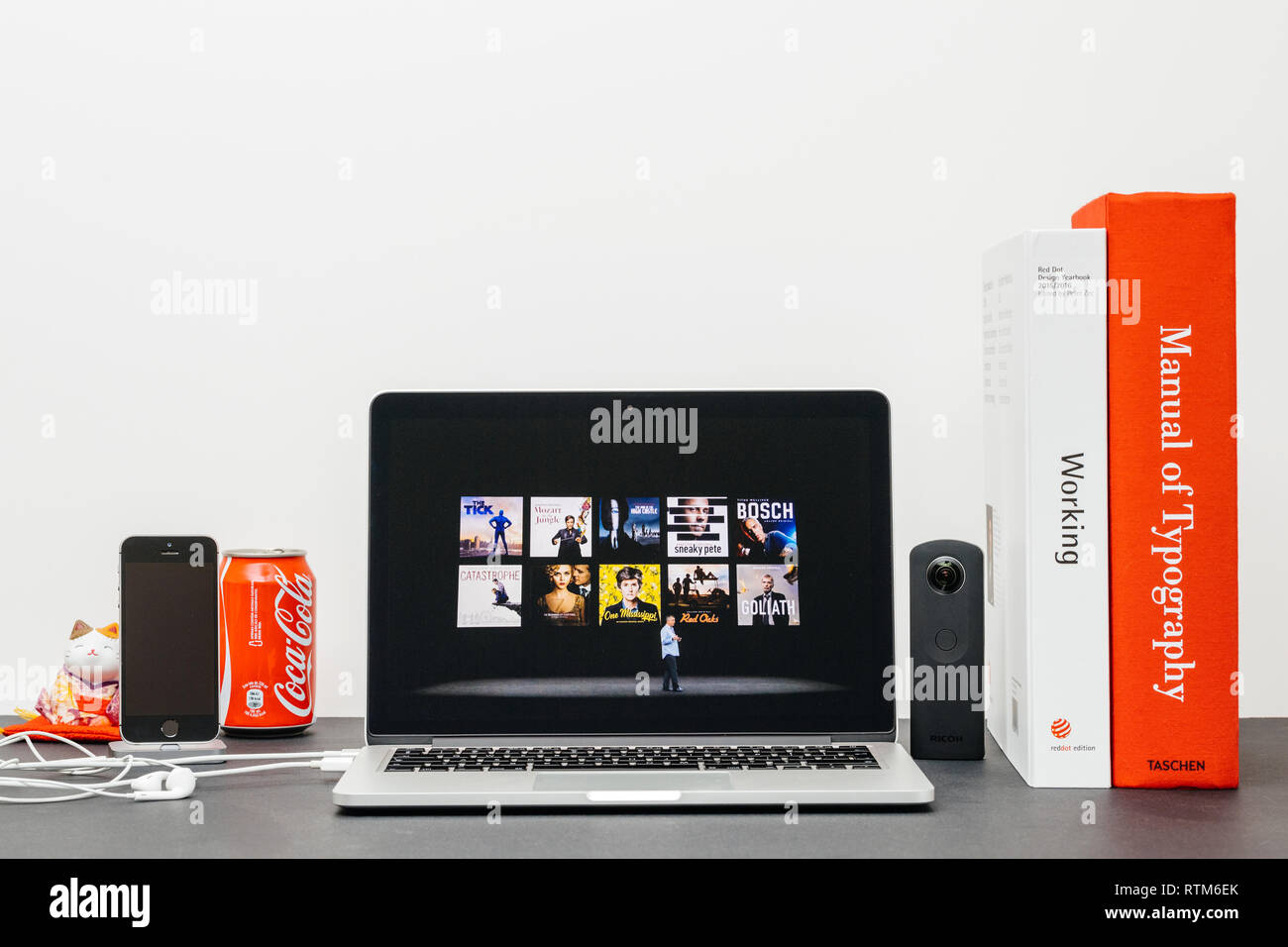 PARIS, Frankreich, 13.September 2017: Minimalistische Kreativraum mit Safari Browser öffnen auf dem MacBook Pro Laptop präsentiert Apple Keynote Website mit der Vorstellung der Stockfoto