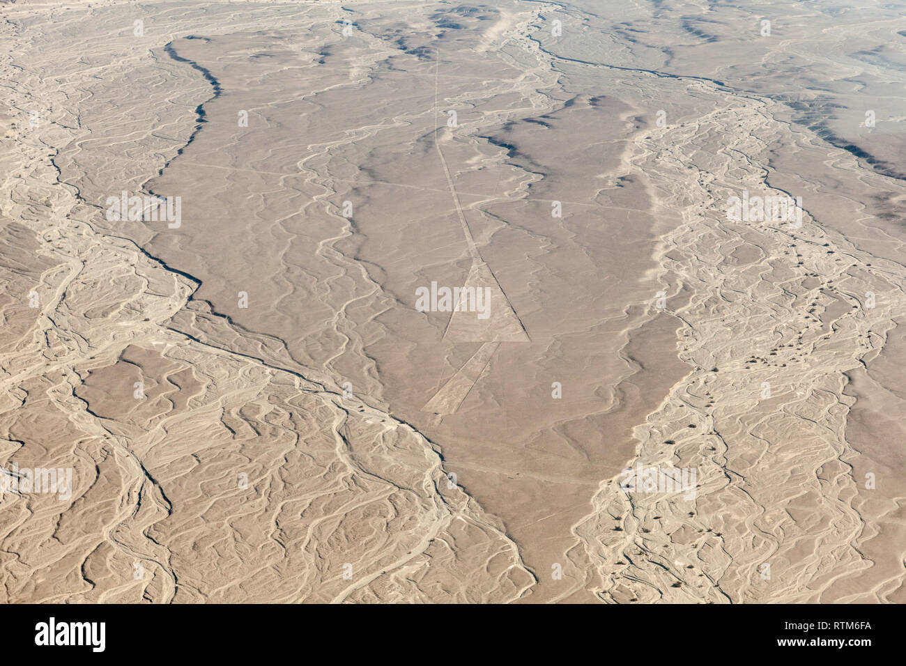 Luftaufnahme der Wüste Entlastung und die Nazca-linien, die trapezios, Peru Stockfoto