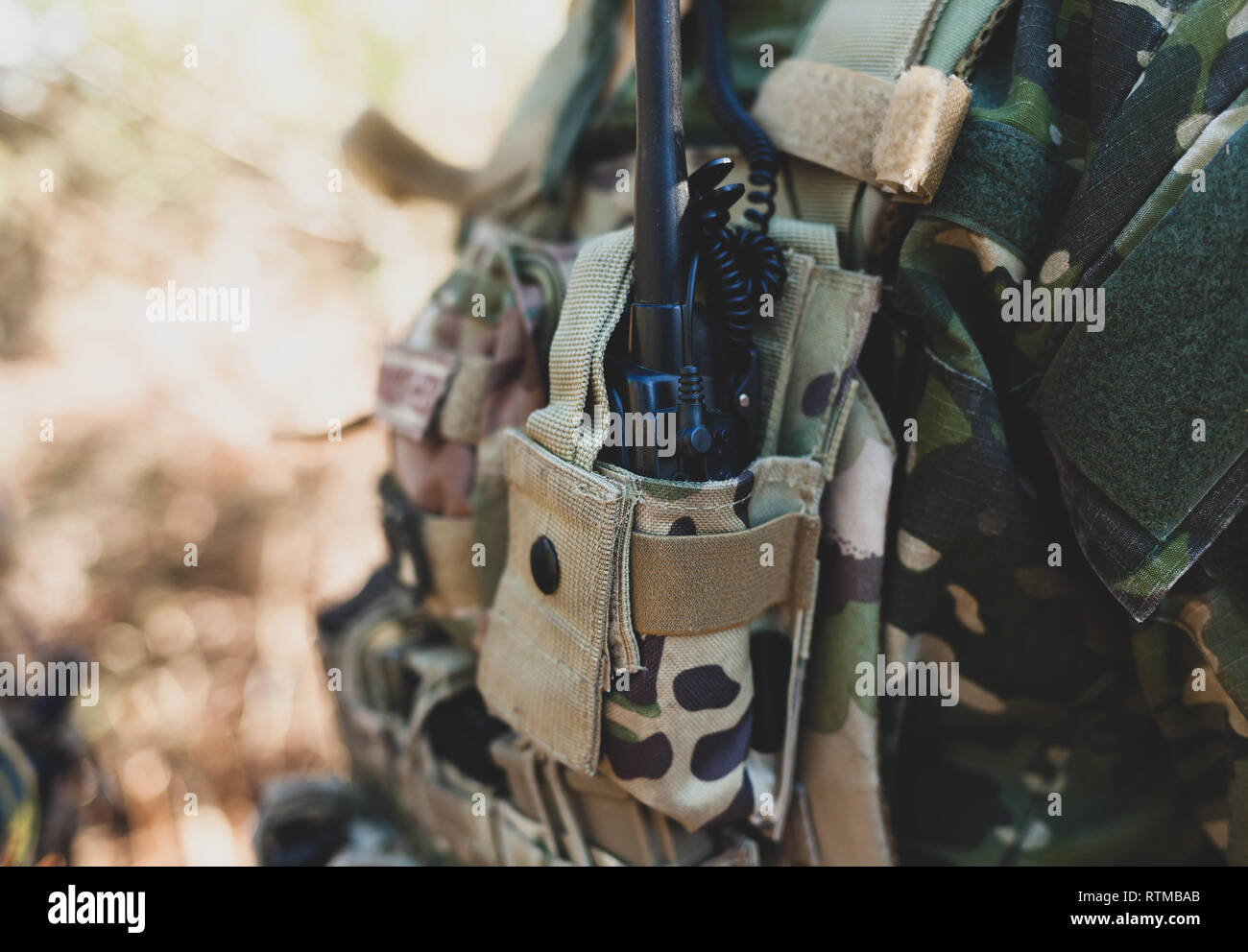 Funkgeräte für die Kommunikation und militärische Strategie. Airsoft militärische Spiel. Selektive konzentrieren. Stockfoto