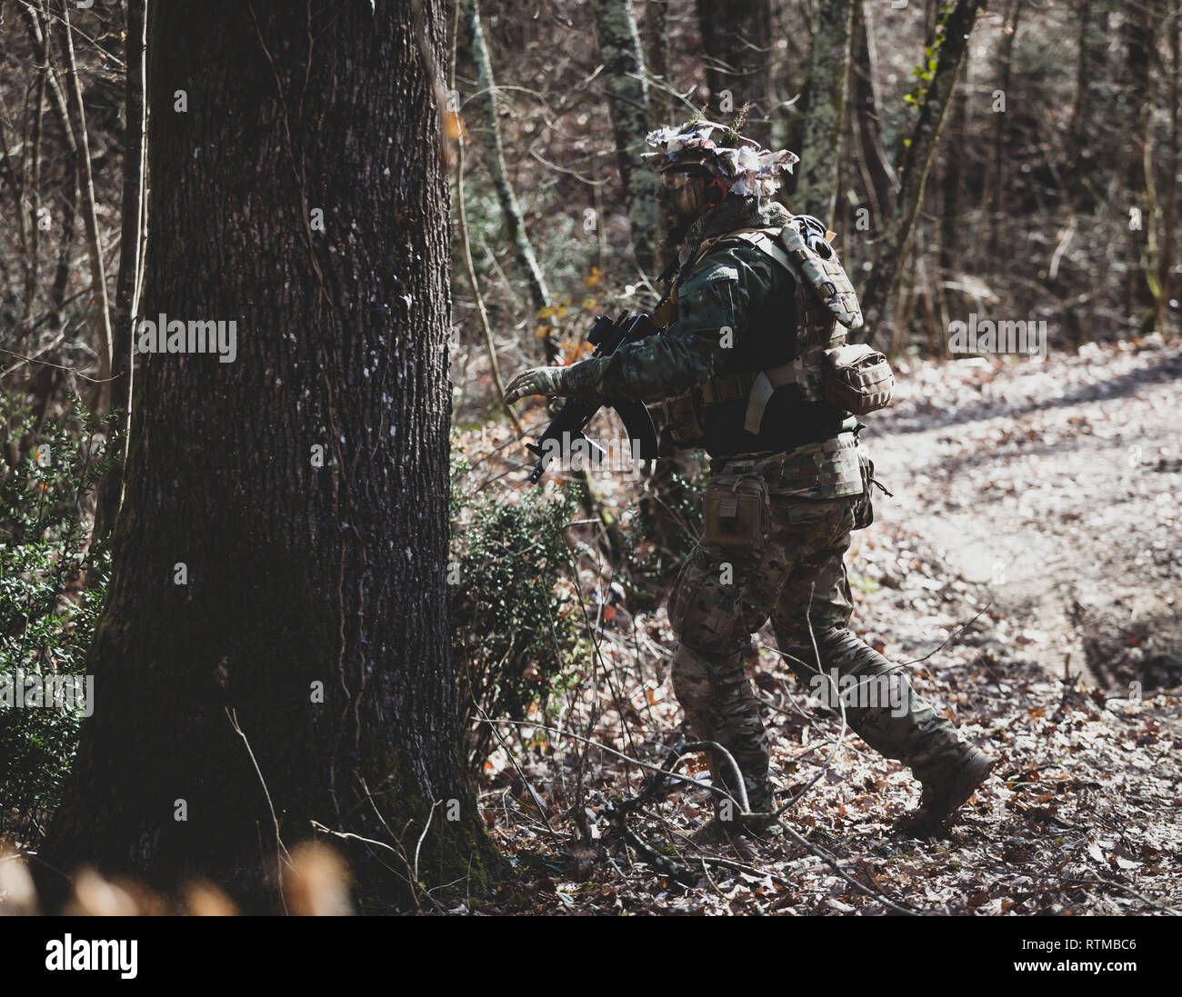 Airsoft military Game Player in der Tarnung Uniform mit Armed Assault Rifle. Stockfoto