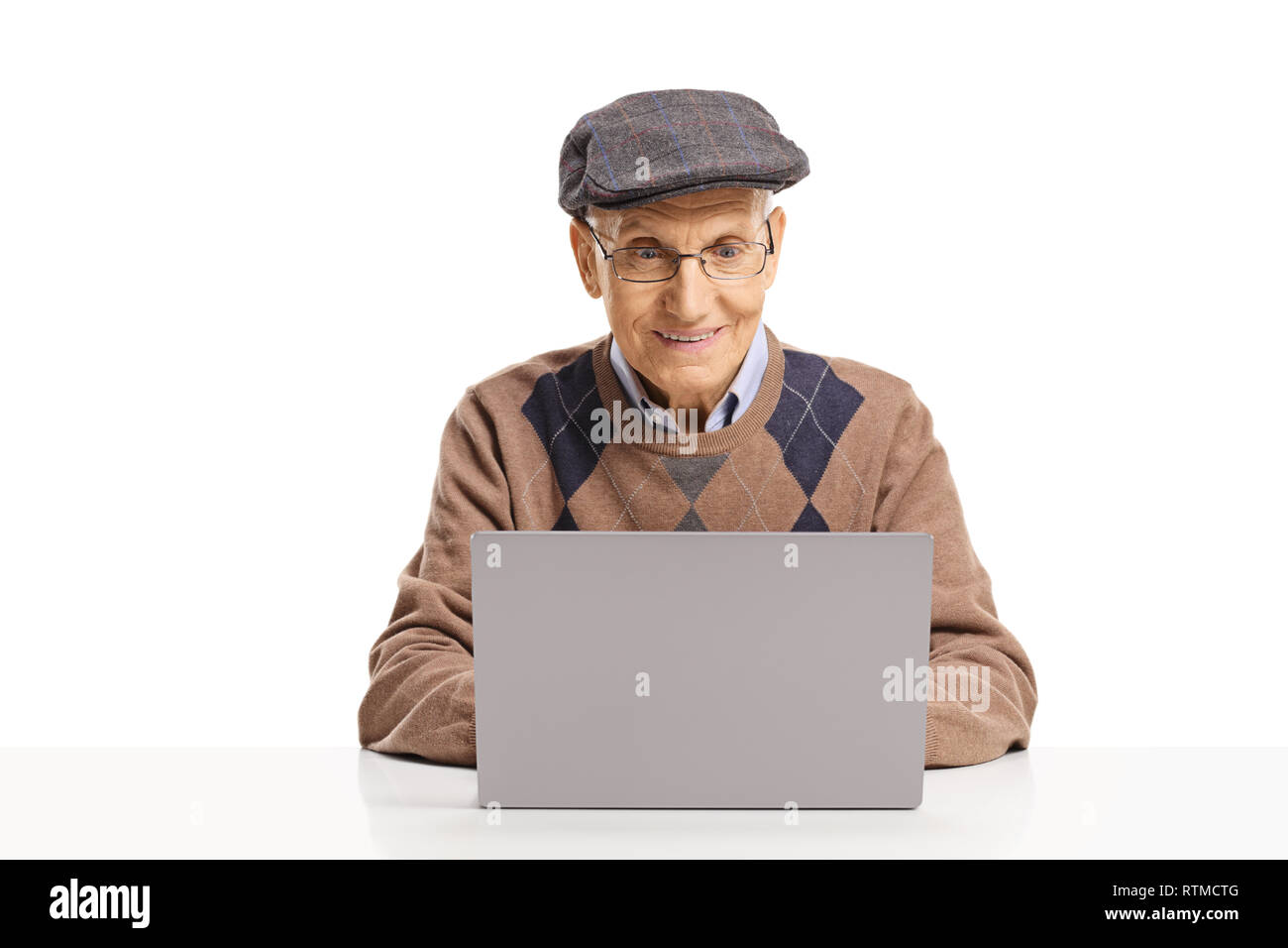 Ältere Menschen sitzen und mit einem Laptop auf weißem Hintergrund Stockfoto