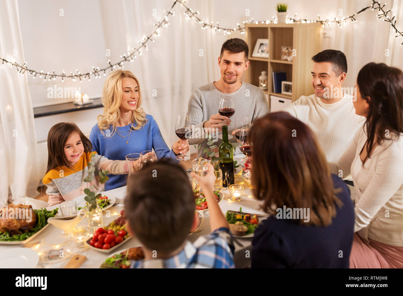 Happy Family Dinner Party Zu Hause Stockfoto Bild 238940388 Alamy