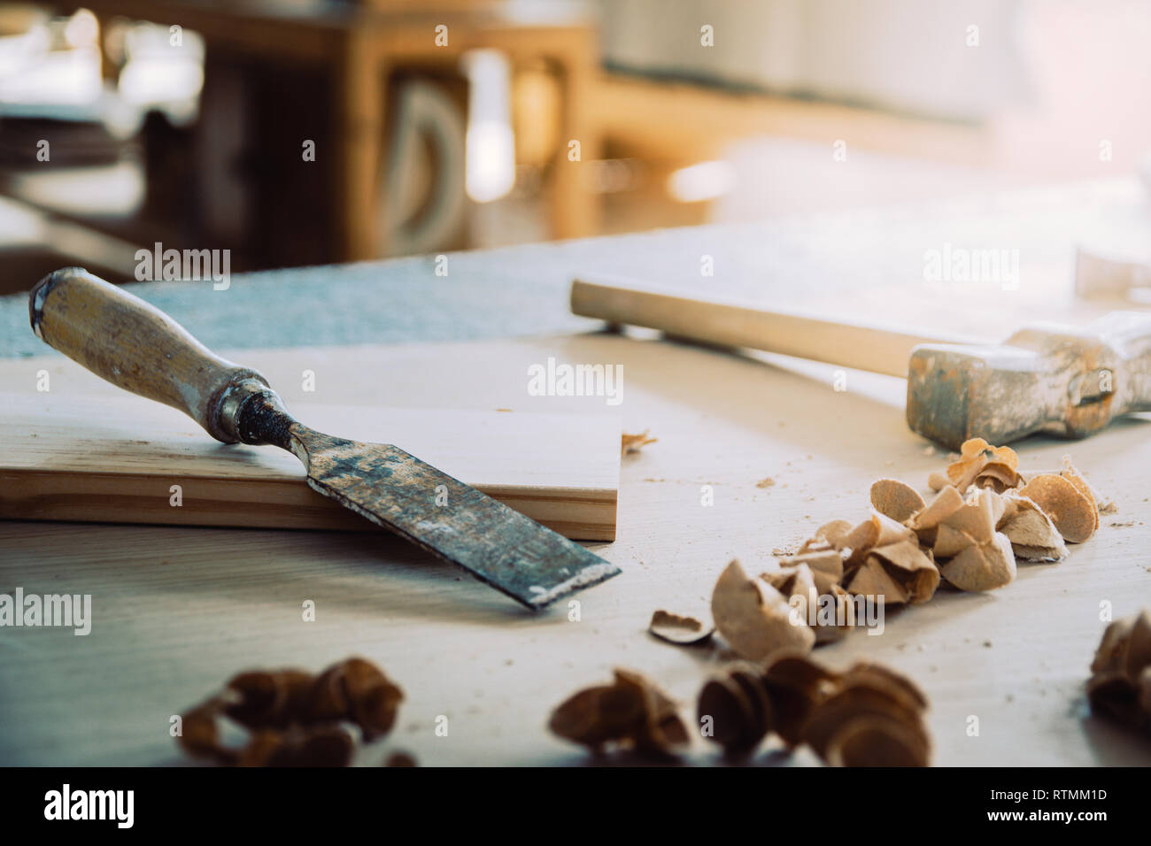 Meißel oder abgezockt Holz auf Tischler Workbench. Schreinerei. Tischler Werkzeuge. Sägemehl. DIY-Konzept Stockfoto