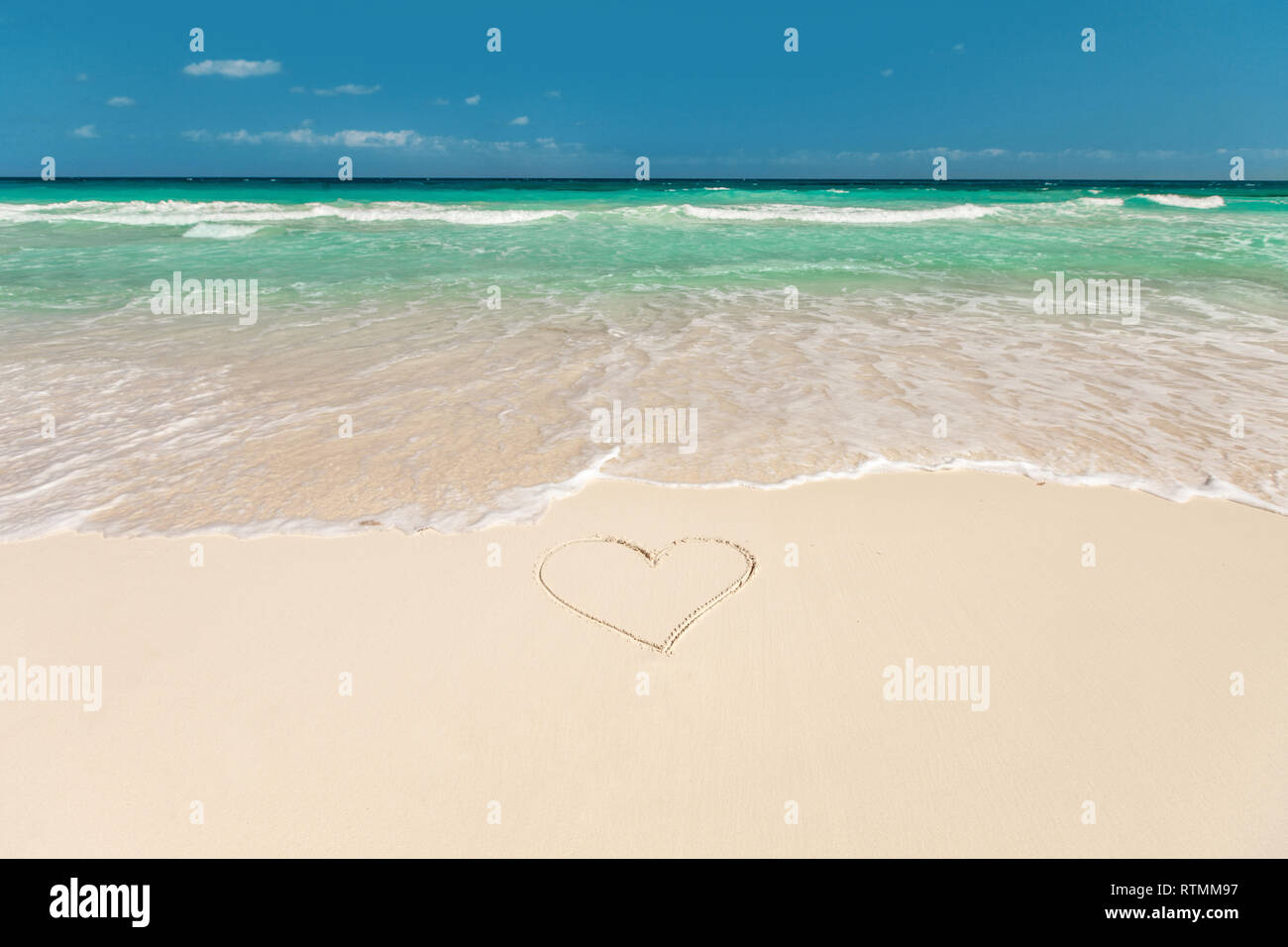 Tropischer Strand mit Herz auf Sand Stockfoto