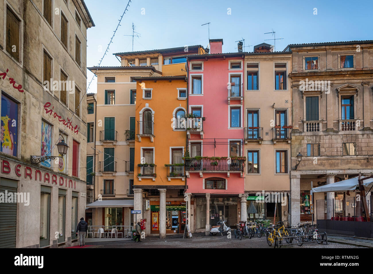 VICENZA, Italien - 29 Dezember, 2018: Die bunten Häuser der Delle Biade Square in der Nähe der Piazza dei Signori - Vicenza, Italien Stockfoto