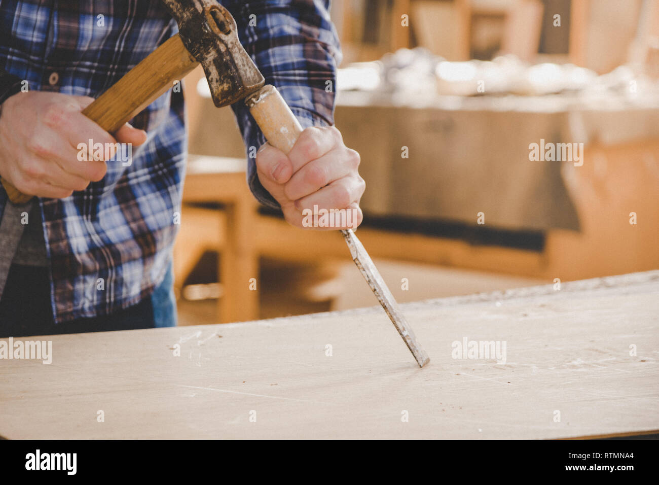 Tischler arbeiten mit Meißel und Hammer auf Holz. Workshop Hintergrund. Tischler Workbench. Stockfoto