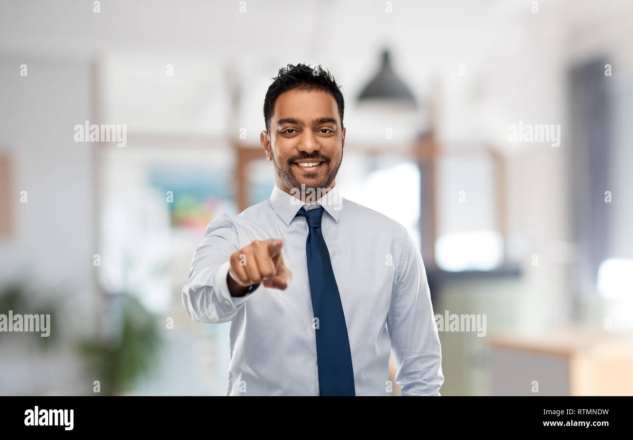 Geschäftsmann zu Ihnen zeigt über Amt Stockfoto