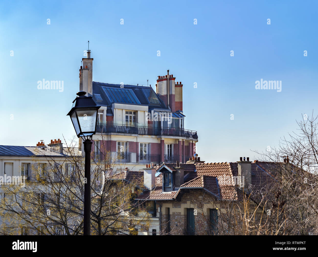 Montmartre Stadtbild mit Straßenlaterne im Vordergrund - Paris Stockfoto