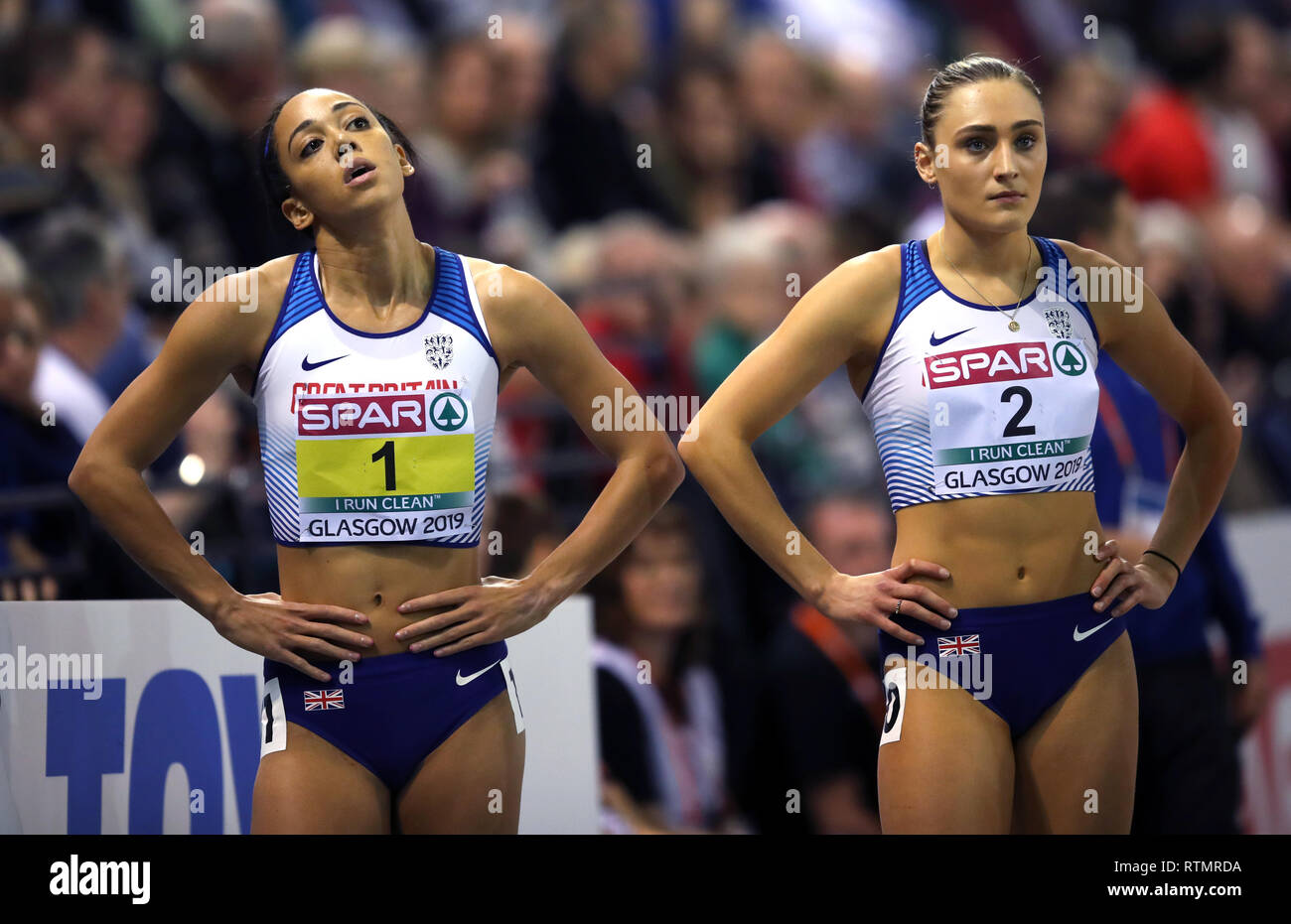 Großbritanniens Katarina Johnson-Thompson (links) und Niamh Emerson im Fünfkampf Frauen 800 m während der Tag einer der Europäischen Indoor Leichtathletik WM im Emirates Arena, Glasgow. Stockfoto