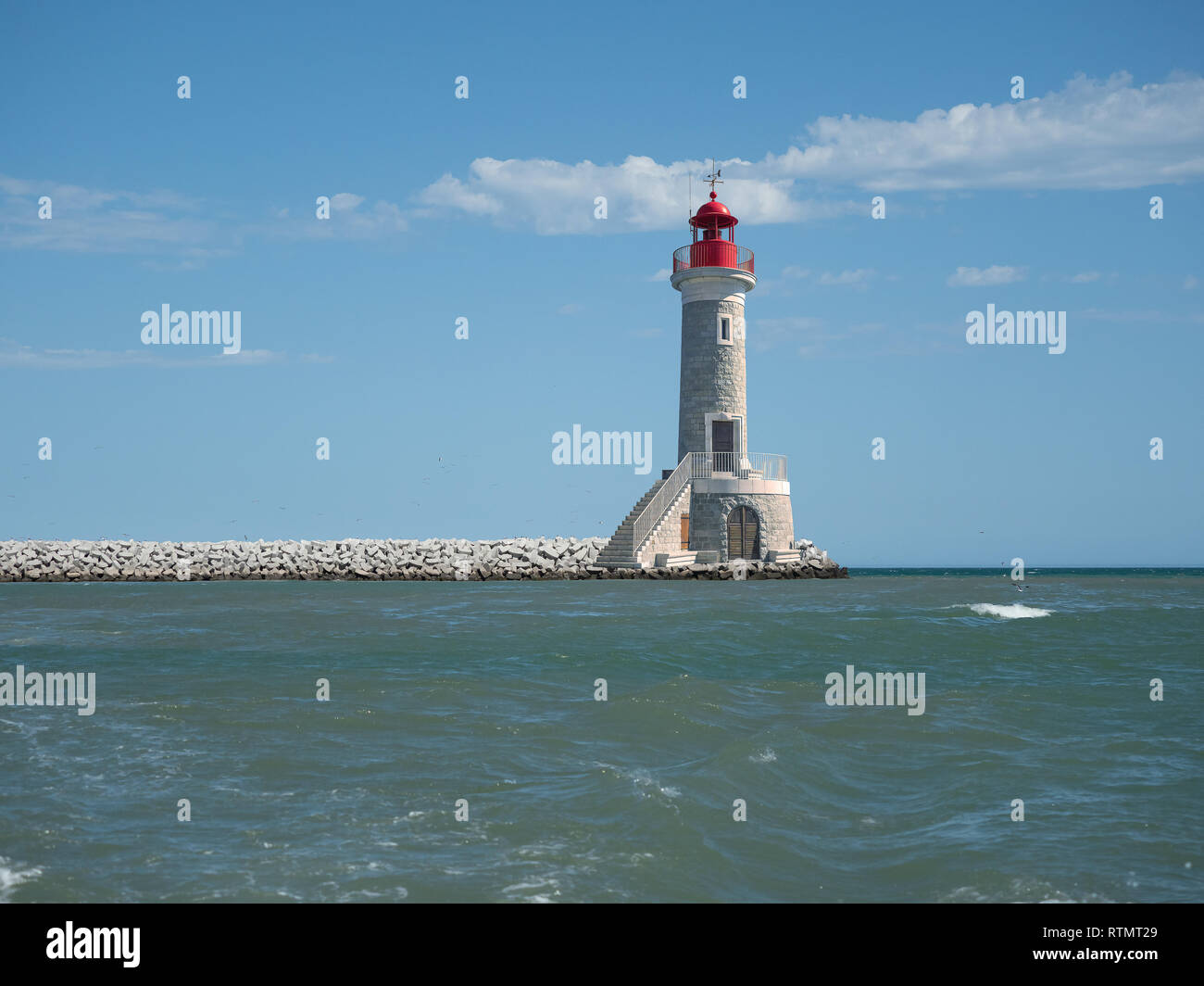 Leuchtturm am Ende eines steinernen Pier Stockfoto