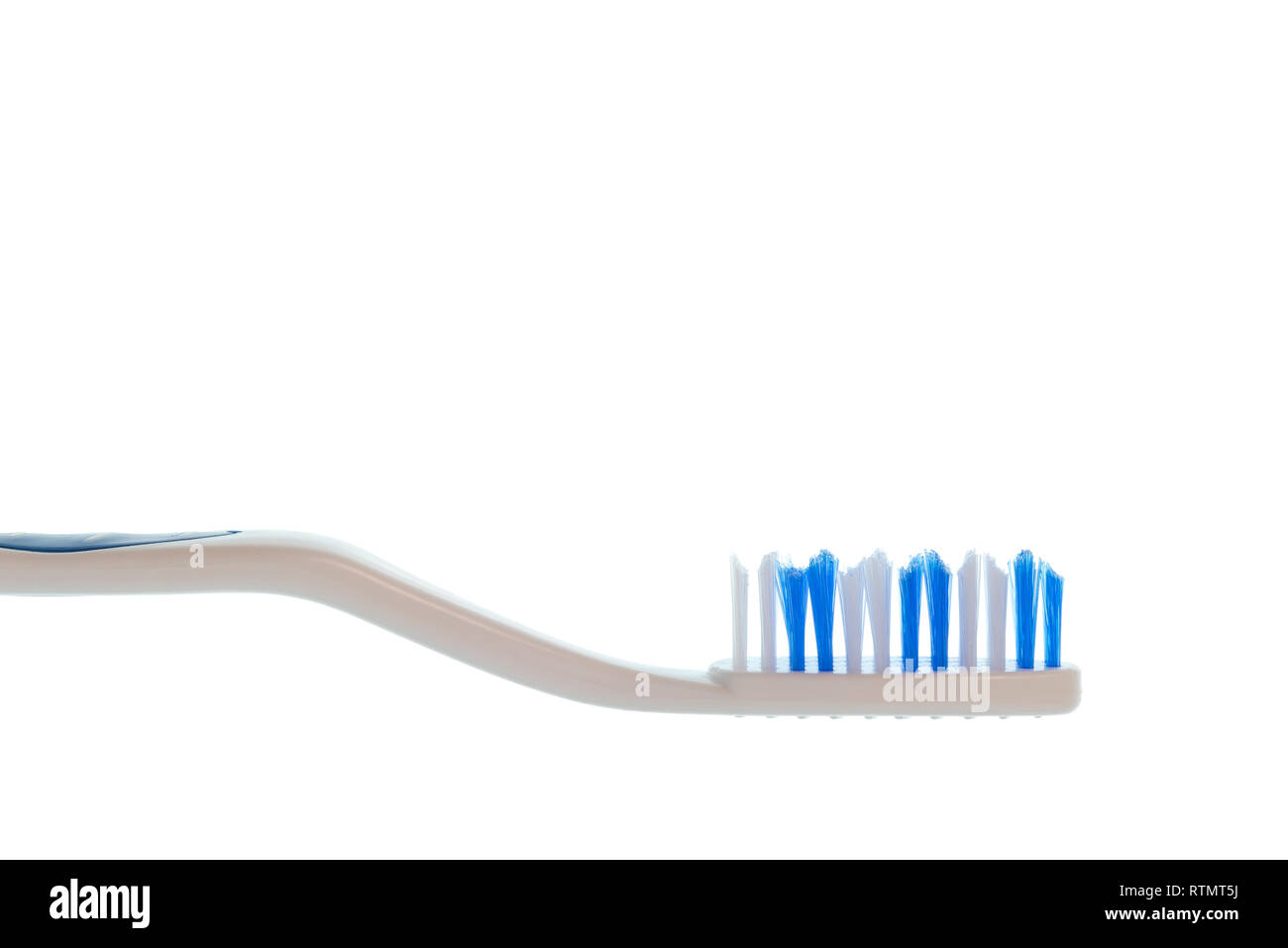 Horizontale Nahaufnahme Seitenansicht geschossen von einem blauen Zahnbürste mit weißem Griff weiß mit Kopie Raum isoliert. Stockfoto