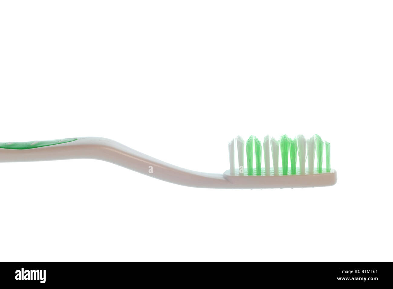 Horizontale Nahaufnahme Seitenansicht geschossen von einem grünen Zahnbürste mit weißem Griff weiß mit Kopie Raum isoliert. Vorbeugende, Zahngesundheit, Instrument Stockfoto