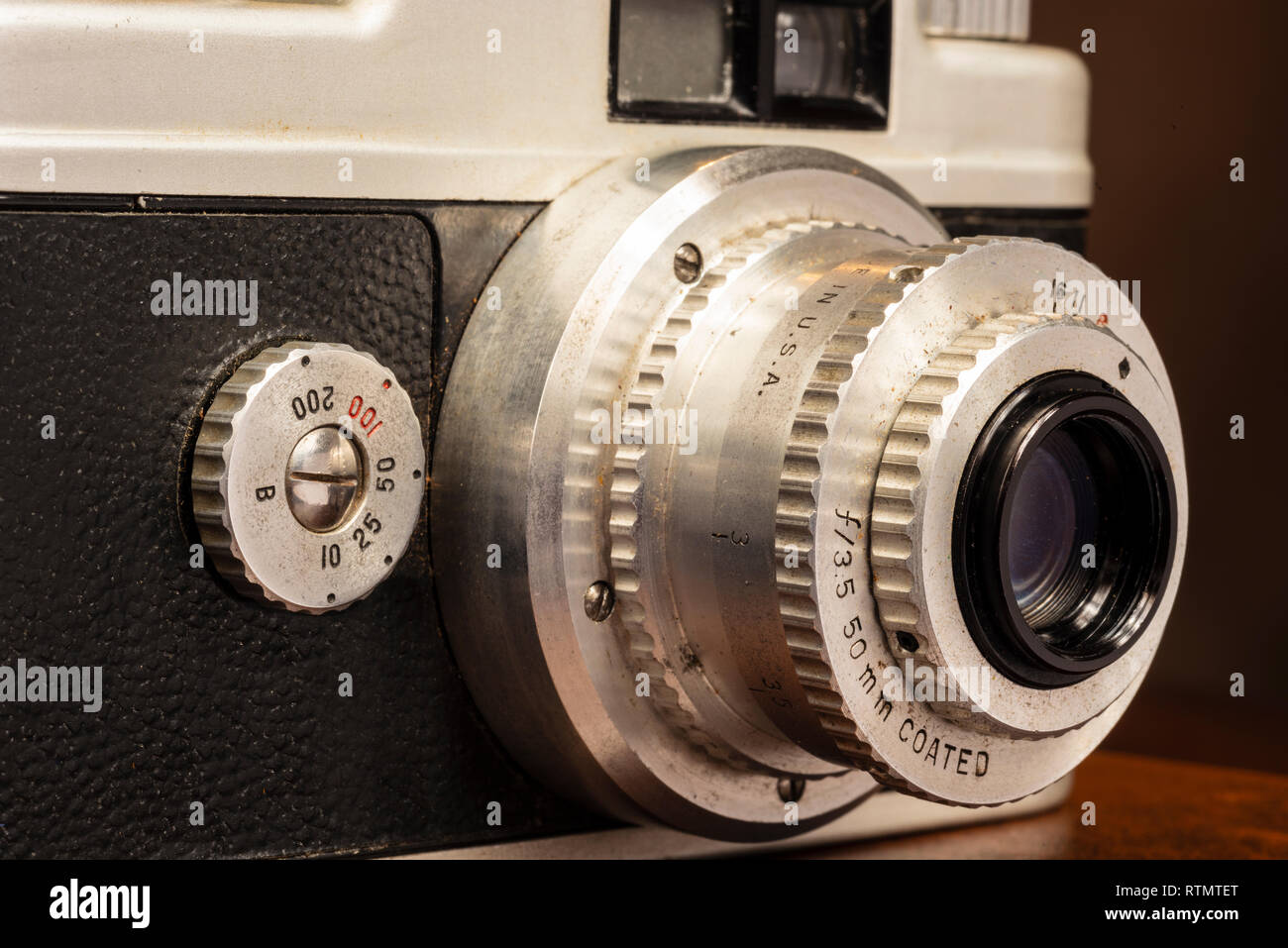 Horizontale Nahaufnahme eines alten, abgenutzten und verschmutztes Kameraobjektiv aus den 50s Stockfoto