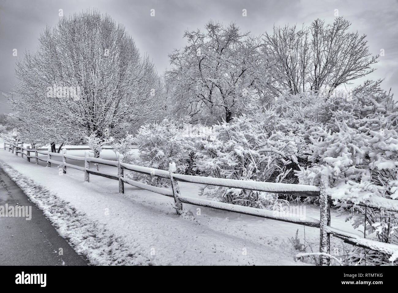 Horizontale geschossen von einem schönen verschneiten Winterlandschaft. Stockfoto