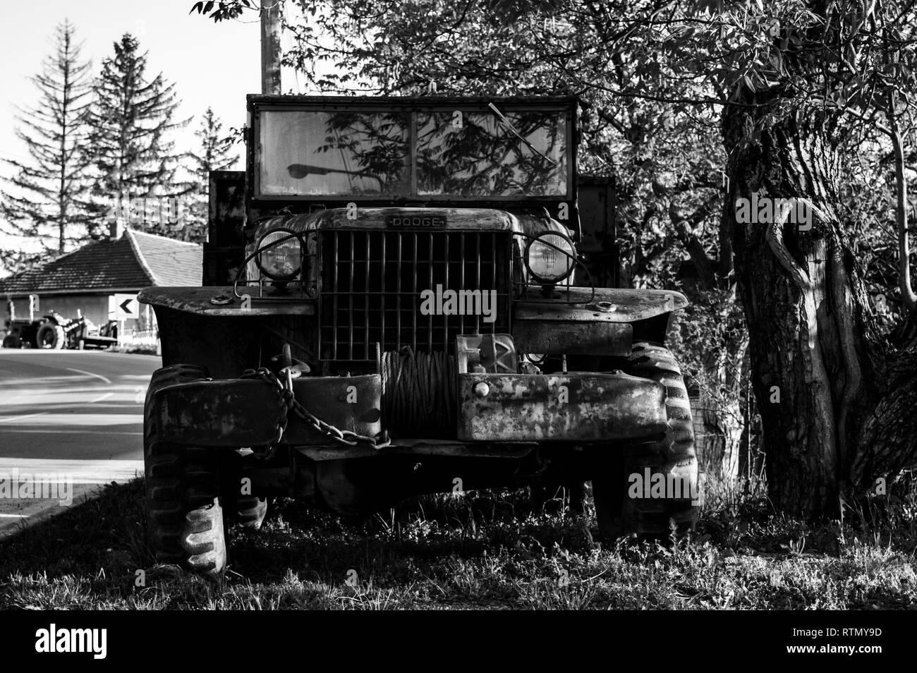 Eine alte verlassene Militär-LKW, Links zu verrotten im Gras, aber gegen den Zahn der Zeit, große Räder und korrosive Metall. Schwarz und Weiß Stockfoto