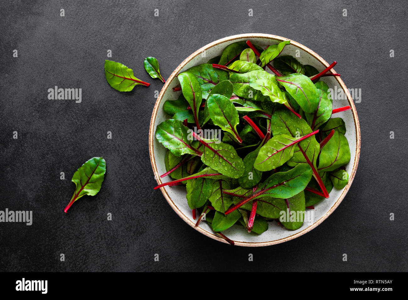 Frischen Mangold die Blätter auf schwarzem Hintergrund oben Stockfoto