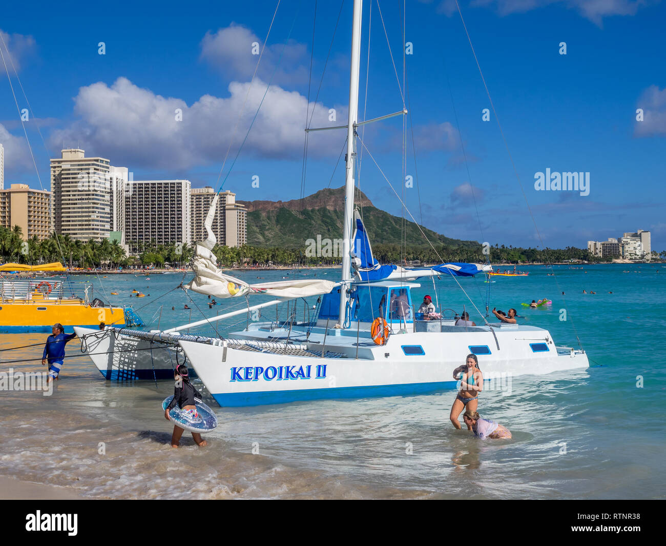 Ein Katamaran warten auf Touristen am Strand von Waikiki am 4. August 2016 in Honolulu. Katamarane sind eine beliebte touristische Aktivität am Waikiki Beach und bietet Stockfoto