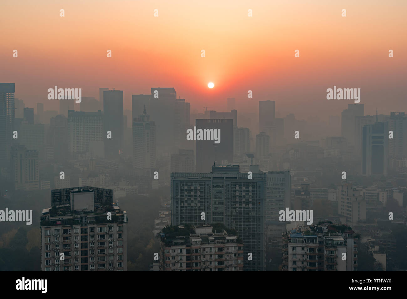 Chengdu, Provinz Sichuan, China - Dec 17, 2015: Chengdu Downtown Skyline im Dunst Luftbild bei Sonnenaufgang Stockfoto