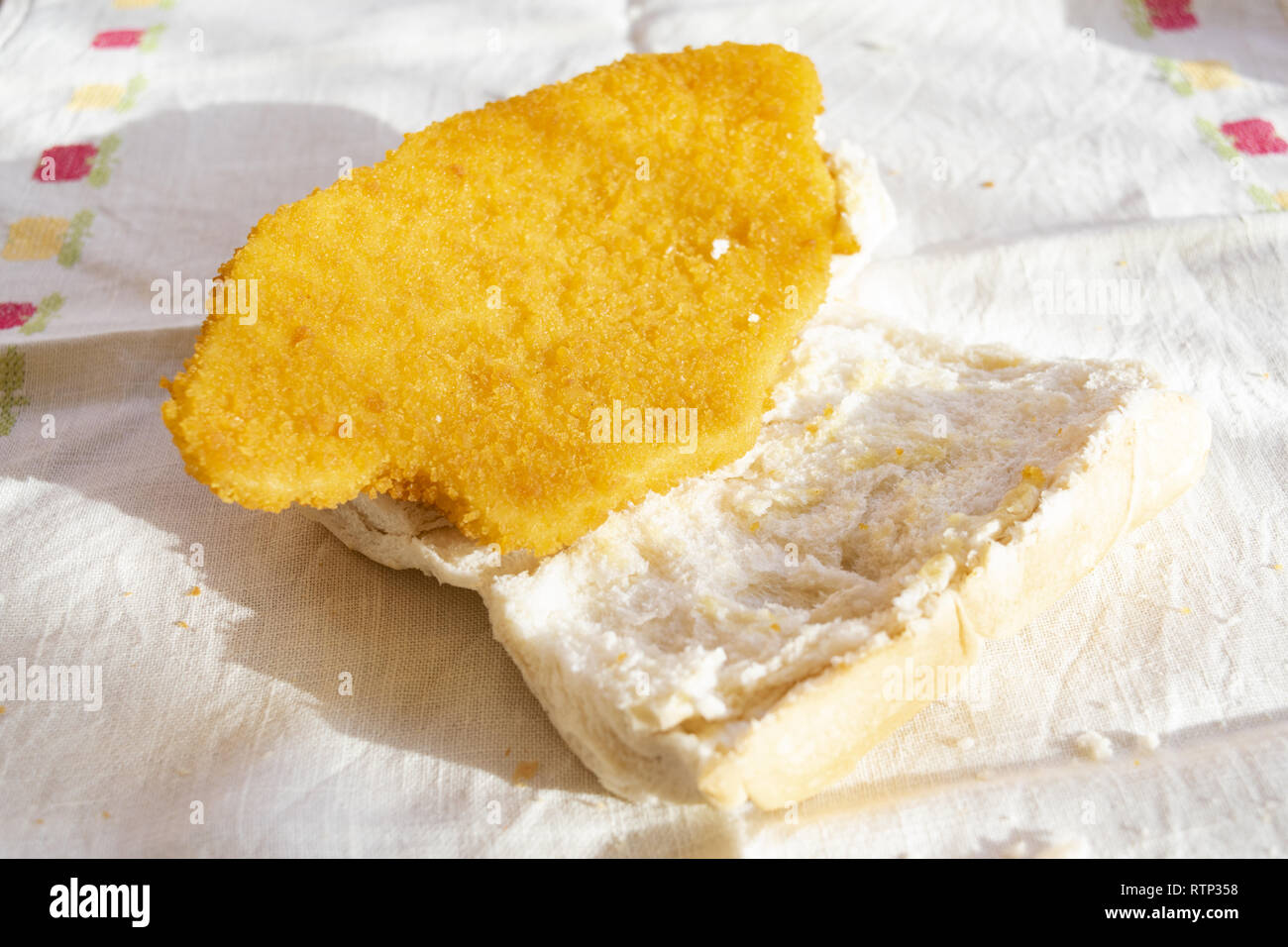 Gebraten paniertes Hühnerschnitzel ein Sandwich vorbereiten Stockfoto