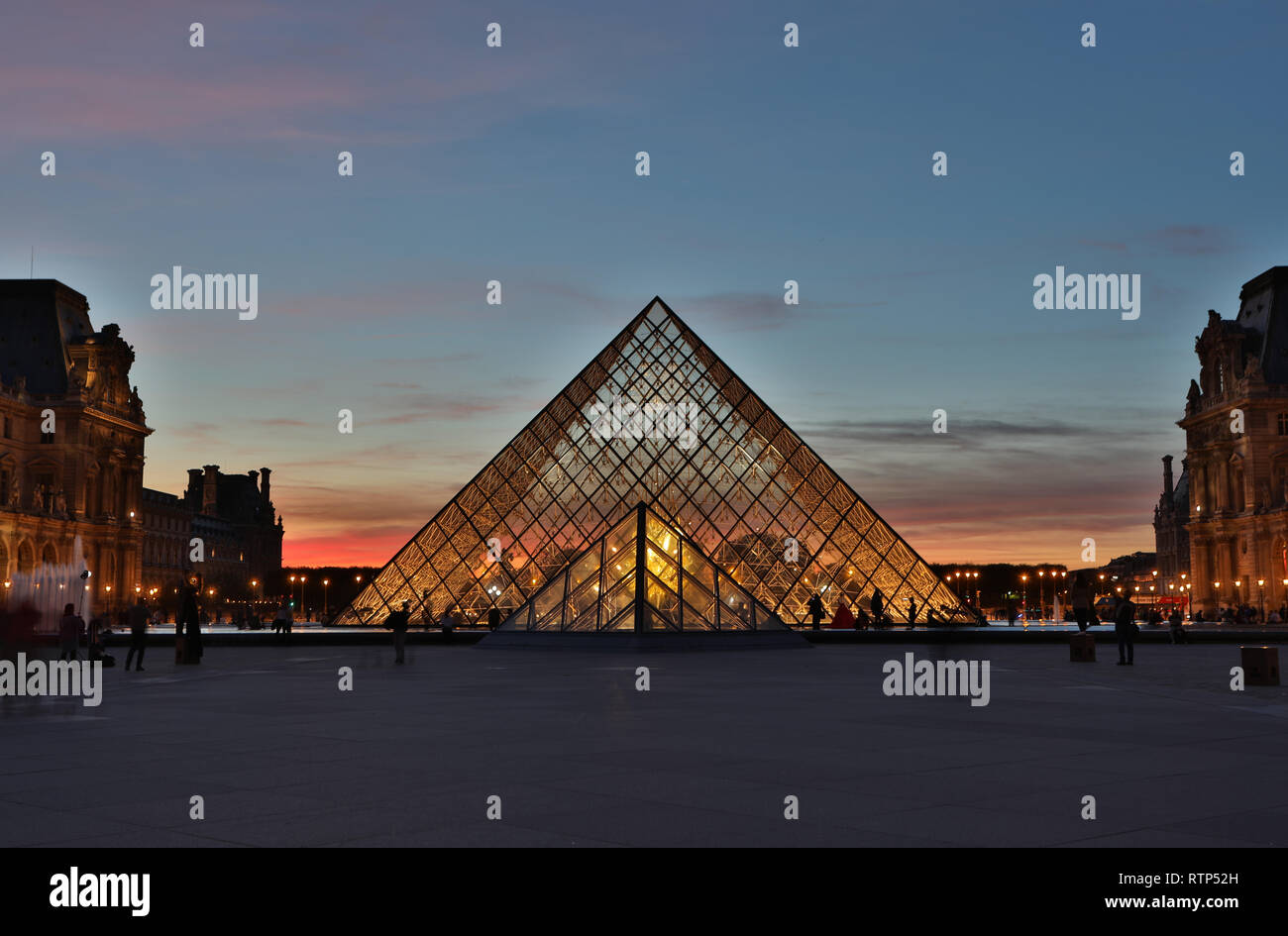 PARIS - OKTOBER 8, 2018 Louvre museum in der Dämmerung im Sommer. Louvre Museum ist eines der größten Museen der Welt, jedes Jahr Museum visits Mehr als 8. Stockfoto