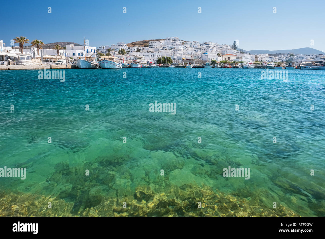 Griechische Fischerdorf Naoussa auf Paros, Kykladen, Griechenland. Stockfoto