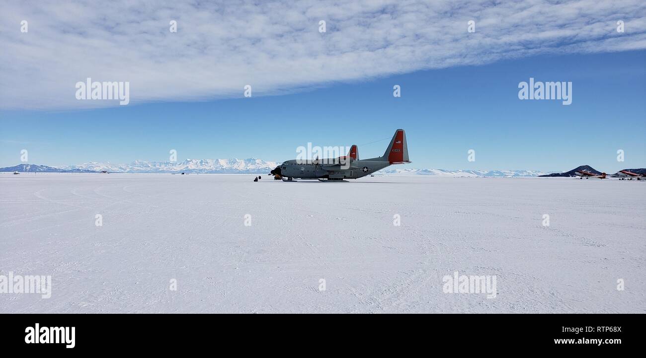 Ein New York Air National Guard 109 Airlift Wing LC-130, Ski-Flugzeuge, die auf der Rampe an der Start- und Landebahn am McMurdo Station, Antarktis am Dezember 2, 2018 ausgestattet. Der 109 Airlift Wing zu US-Antarktisforschung Mission von Oktober d 2018 bis Februar 2019 im Rahmen der Operation Deep Freeze, das US-Militär Unterstützung der National Science Foundation Luftfahrt unterstützen. (Us Air National Guard Foto von Tech Sgt. Gabriel Enders) Stockfoto