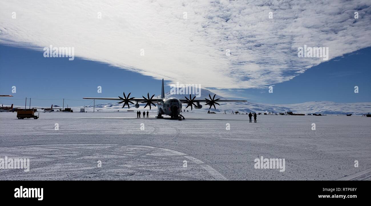 Ein New York Air National Guard 109 Airlift Wing LC-130, Ski-Flugzeuge, die auf der Rampe an der Start- und Landebahn am McMurdo Station, Antarktis am Dezember 2, 2018 ausgestattet. Der 109 Airlift Wing zu US-Antarktisforschung Mission von Oktober d 2018 bis Februar 2019 im Rahmen der Operation Deep Freeze, das US-Militär Unterstützung der National Science Foundation Luftfahrt unterstützen. (Us Air National Guard Foto von Tech Sgt. Gabriel Enders) Stockfoto