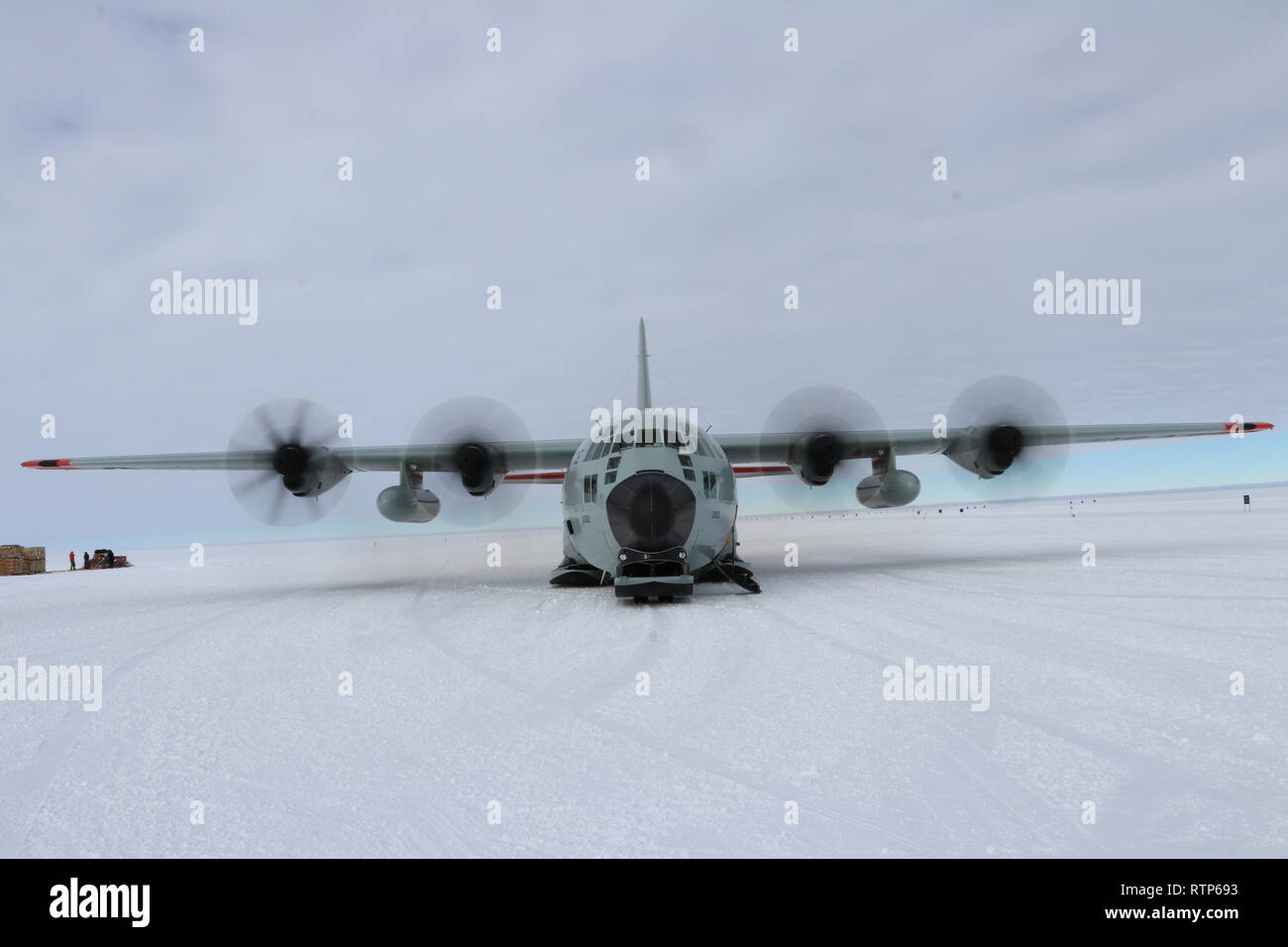 Ein New York Air National Guard 109 Airlift Wing LC-130, Ski-Flugzeuge, die auf der Rampe an der Start- und Landebahn am McMurdo Station, Antarktis am 28. Dezember 2018 ausgestattet. Der 109 Airlift Wing zu US-Antarktisforschung Mission von Oktober d 2018 bis Februar 2019 im Rahmen der Operation Deep Freeze, das US-Militär Unterstützung der National Science Foundation Luftfahrt unterstützen. (Us Air National Guard Foto von Tech Sgt. Gabriel Enders) Stockfoto