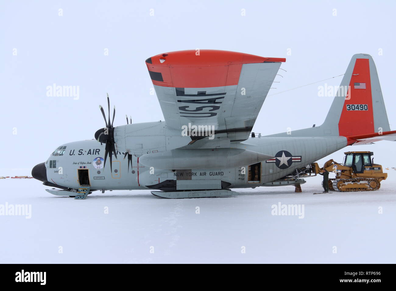 Mitglieder der 109 Luftbrücke Flügellast cargo der New York Air National Guard auf einem LC-130, Ski Flugzeug der McMurdo Station, Antarktis am Januar 15, 2019 ausgestattet. Der 109 Airlift Wing zu US-Antarktisforschung Mission von Oktober d 2018 bis Februar 2019 im Rahmen der Operation Deep Freeze, das US-Militär Unterstützung der National Science Foundation Luftfahrt unterstützen. (Us Air National Guard Foto von Tech Sgt. Gabriel Enders) Stockfoto