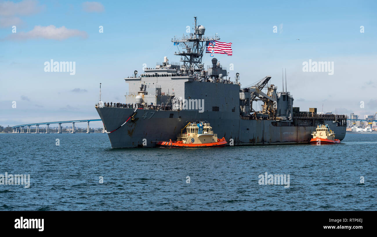 190301 - N - LN 093-1158 SAN DIEGO (Mar. 1, 2019) Langley-Klasse amphibische Landung dock Schiff USS Rushmore (LSD 47) Transite der San Diego Bay. USS Rushmore (LSD 47), von den Essex amphibische Gruppe bereit, wieder in ihren Heimathafen San Diego nach einem erfolgreichen 8-monatigen Einsatz in die USA 5., 6. und 7 Flotte Arbeitsgebiete. Die Bereitstellung markierte die erste Bekämpfung der Einsatz der Marine Corps B F-35 Lightning II. (U.S. Marine Foto von Mass Communication Specialist 2. Klasse Jasen Moreno-Garcia) Stockfoto
