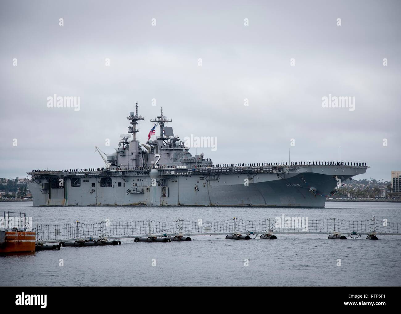 CORONADO (Mar. 1, 2019) Wasp-Klasse amphibisches Schiff USS Essex (LL 2) Transite der San Diego Bay in Vorbereitung im Hafen zu ziehen. Essex, mit 13 Marine Expeditionary Unit eingeschifft, kehrt von einer regelmäßigen Bereitstellung in der westlichen Pazifik und Mittlerer Osten. Die US-Marine hat die indopazifischen Region routinemäßig für mehr als 70 Jahre Frieden und Sicherheit patrouillierte. (U.S. Marine Foto von Mass Communication Specialist 2. Klasse Jesse Monford/freigegeben) Stockfoto