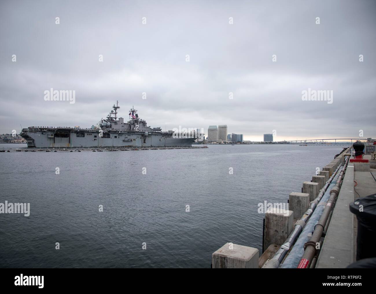 CORONADO (Mar. 1, 2019) Wasp-Klasse amphibisches Schiff USS Essex (LL 2) Transite der San Diego Bay in Vorbereitung im Hafen zu ziehen. Essex, mit 13 Marine Expeditionary Unit eingeschifft, kehrt von einer regelmäßigen Bereitstellung in der westlichen Pazifik und Mittlerer Osten. Die US-Marine hat die indopazifischen Region routinemäßig für mehr als 70 Jahre Frieden und Sicherheit patrouillierte. (U.S. Marine Foto von Mass Communication Specialist 2. Klasse Jesse Monford/freigegeben) Stockfoto