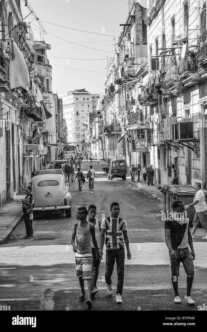 Havanna, Kuba - 20 Januar 2013: Ein Blick auf die Straßen der Stadt mit dem kubanischen Volk. Junge Männer gehen sicher auf die Straße. Stockfoto