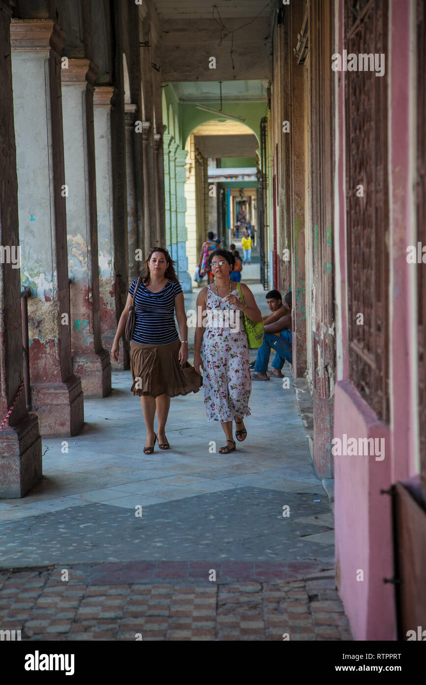 Havanna, Kuba - 20 Januar 2013: Ein Blick auf die Straßen der Stadt mit dem kubanischen Volk. Zwei Frauen gehen durch die Arkaden. Stockfoto