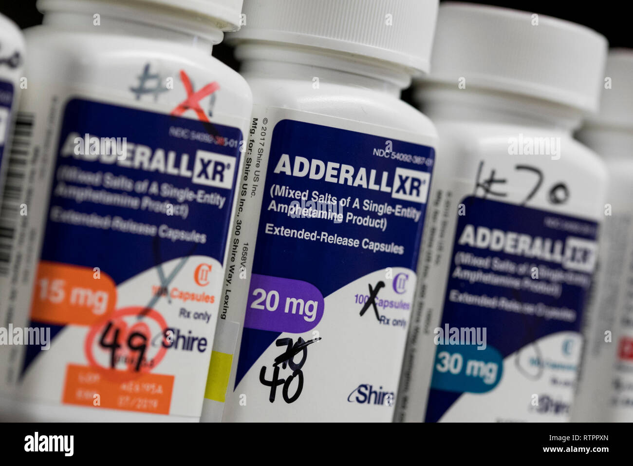 Flaschen von Adderall XR verschreibungspflichtige Medikamente fotografiert in einer Apotheke. Stockfoto