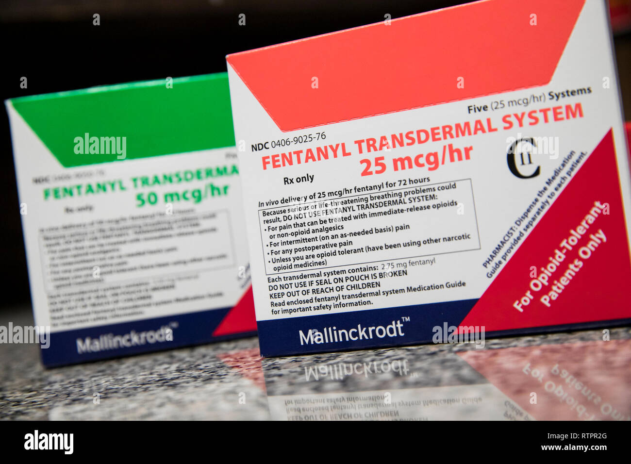 Pakete von Fentanyl verschreibungspflichtige Medikamente fotografiert in einer Apotheke. Stockfoto