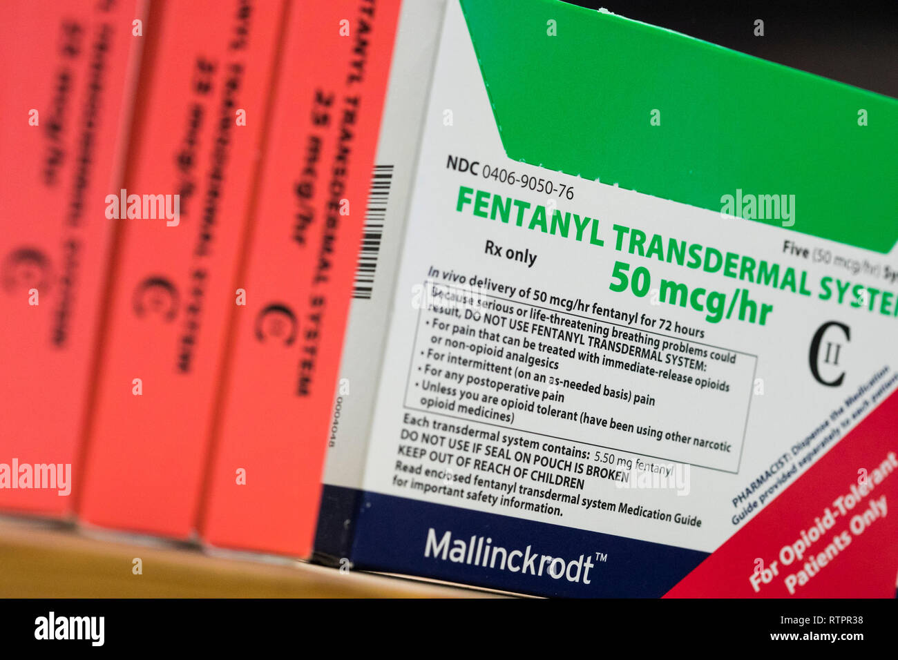 Pakete von Fentanyl verschreibungspflichtige Medikamente fotografiert in einer Apotheke. Stockfoto