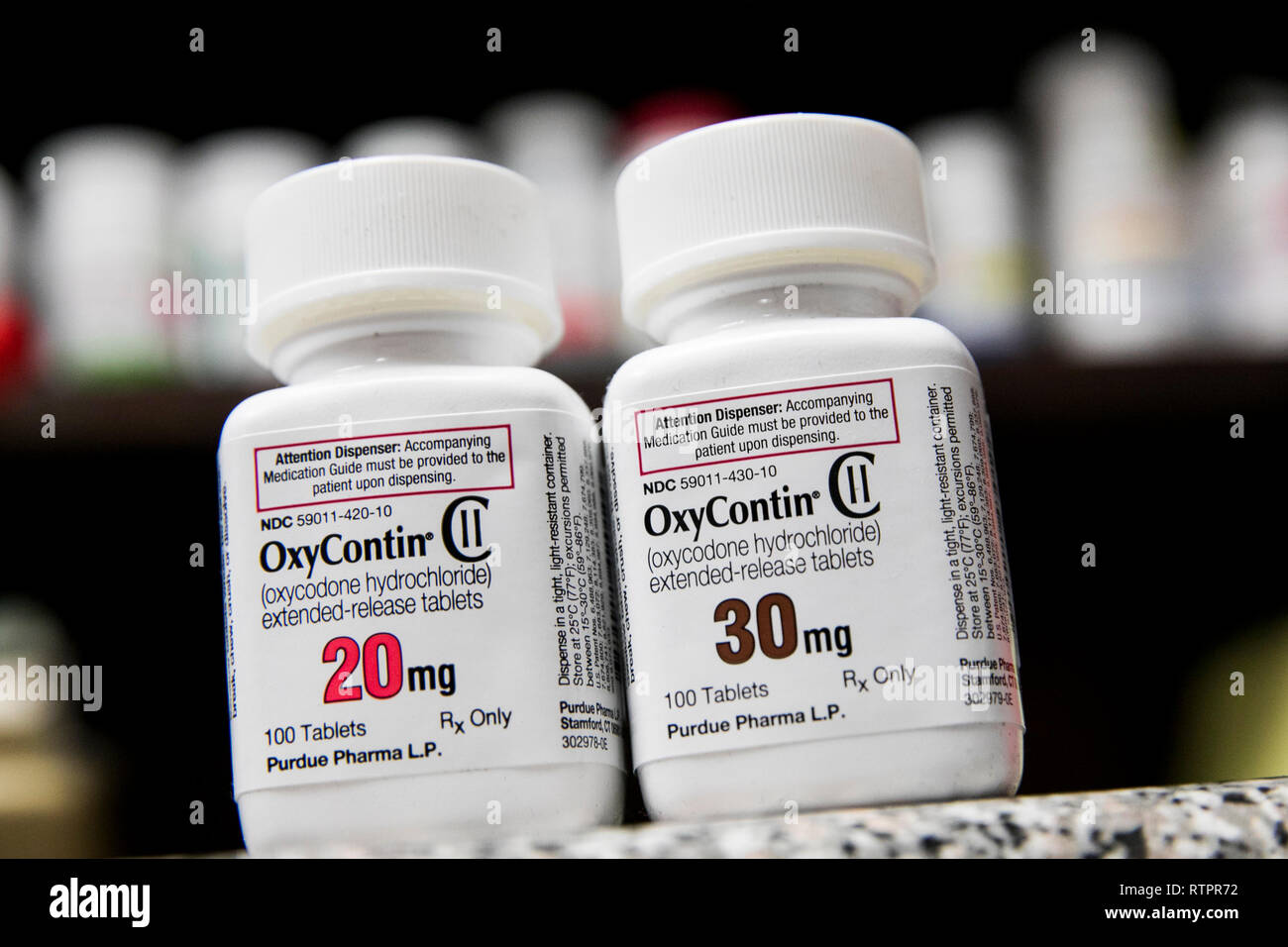 Flaschen von OxyContin (oxycodon) verschreibungspflichtige Medikamente fotografiert in einer Apotheke. Stockfoto