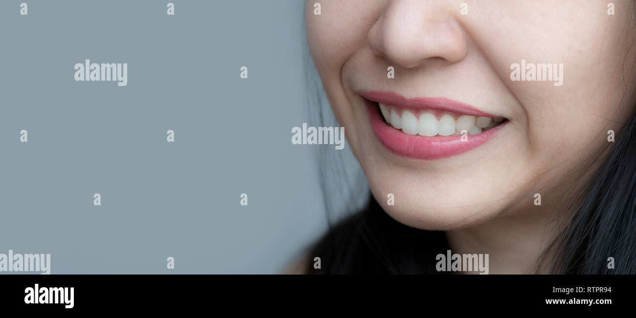 Closeup Schuß von Asiatische chinesische Thai Frau weibliche Make-up Gesicht. Frau mit roten Lippen Lippenstift und gesunden zahnmedizinischen Weiß große perfekte Zähne. Zahnmedizinische Stockfoto