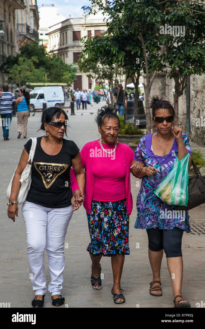 Havanna, Kuba - 22. Januar 2013: Ein Blick auf die Straßen der Stadt mit dem kubanischen Volk. Drei ältere Frauen gehen und sprechen. Stockfoto