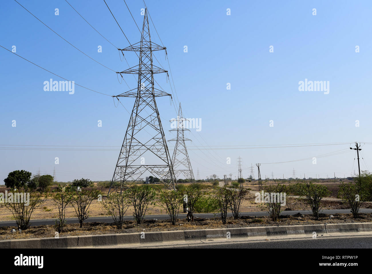 Hohe Spannung elektrische Pole Struktur in Rajkot, Gujarat, Indien Stockfoto