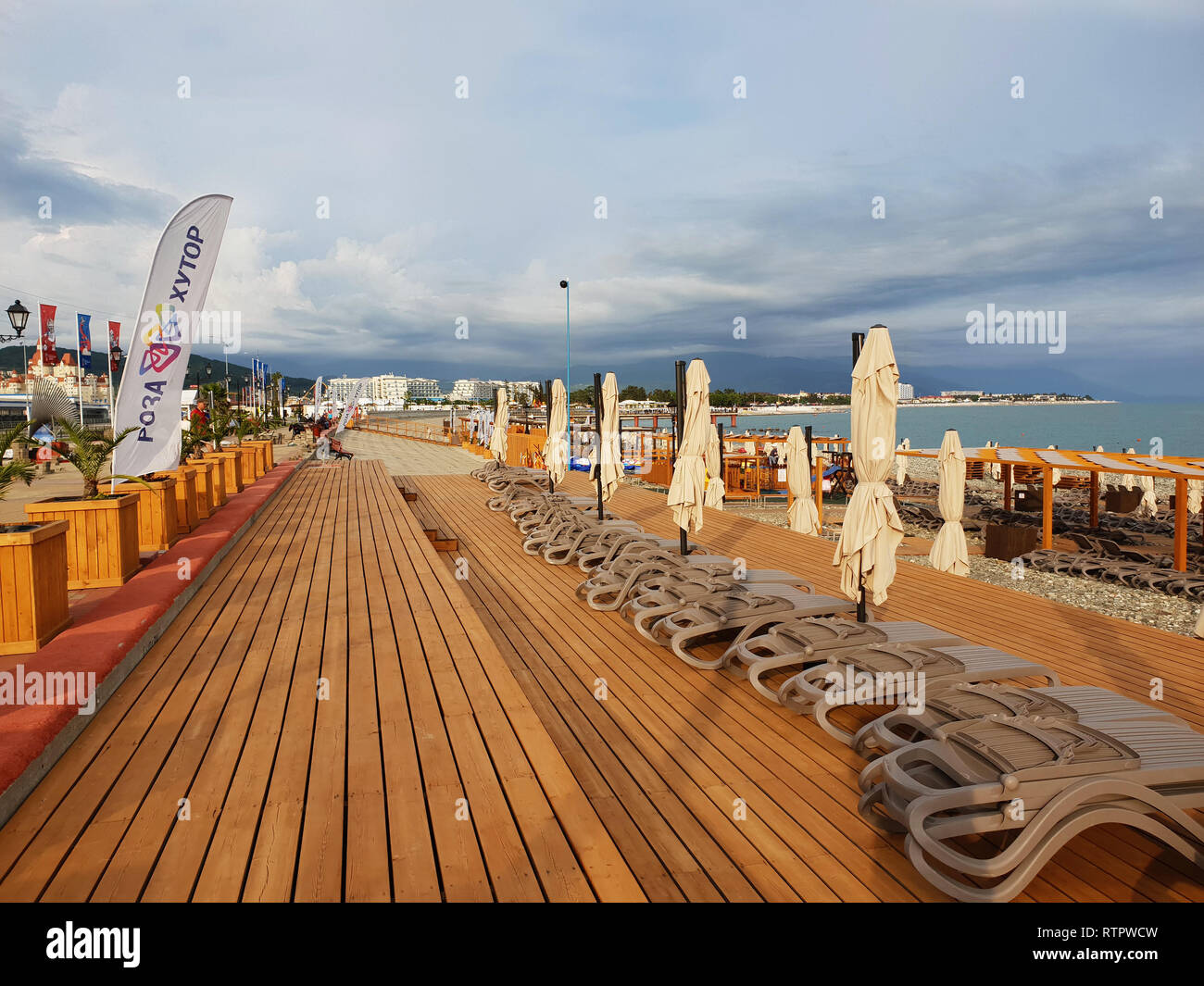 Sochi, Russland - 31. Mai. 2018. Rosa Khutor - der Strand an der Küste des Schwarzen Meeres in Adler Stockfoto
