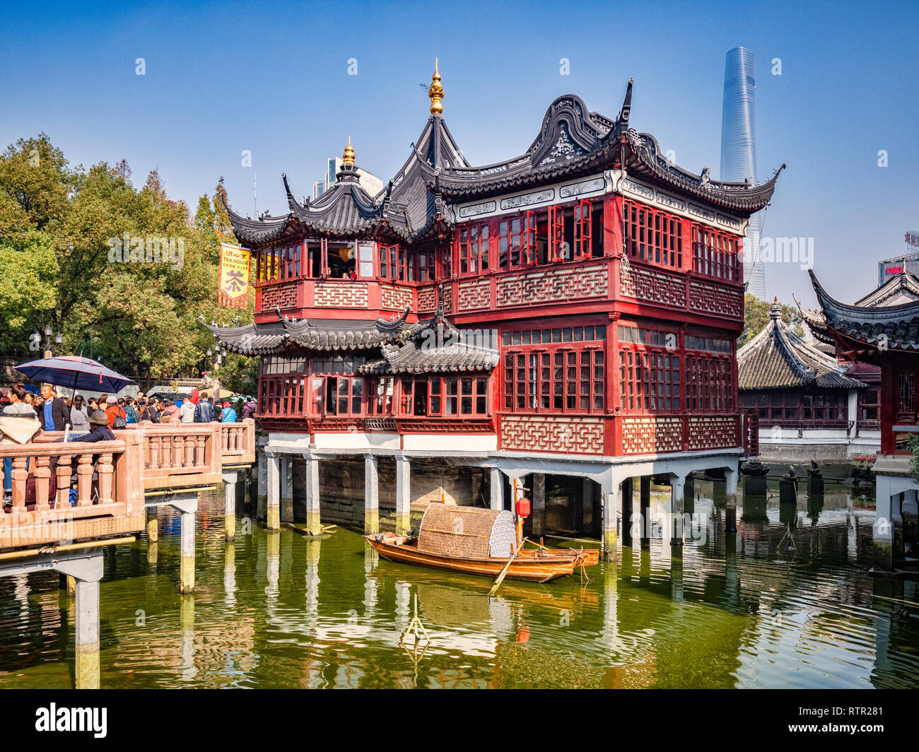 29. November 2018 - Shanghai, China - Das Huxinting Teehaus und neun Drehen Brücke in der Yu Garten in der Altstadt, Shanghai Stockfoto