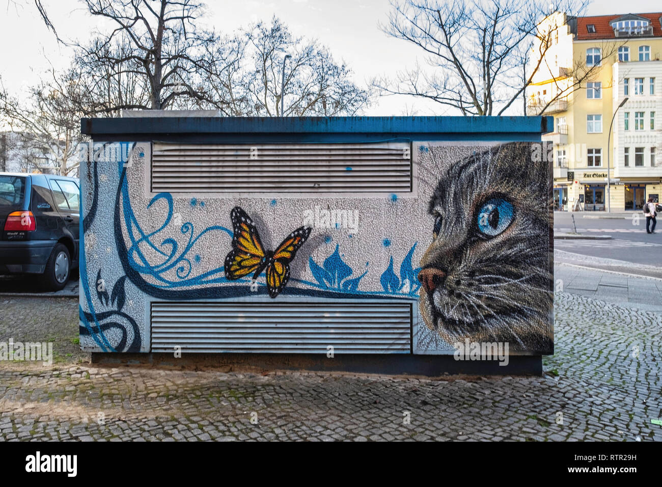 Berlin Wilmersdorf.. Gemälde und Kunstwerke verkleiden & Utility" Boxen in  einem vorstadtstraße dekorieren. Eine Katze zu einem Schmetterling suchen  Stockfotografie - Alamy