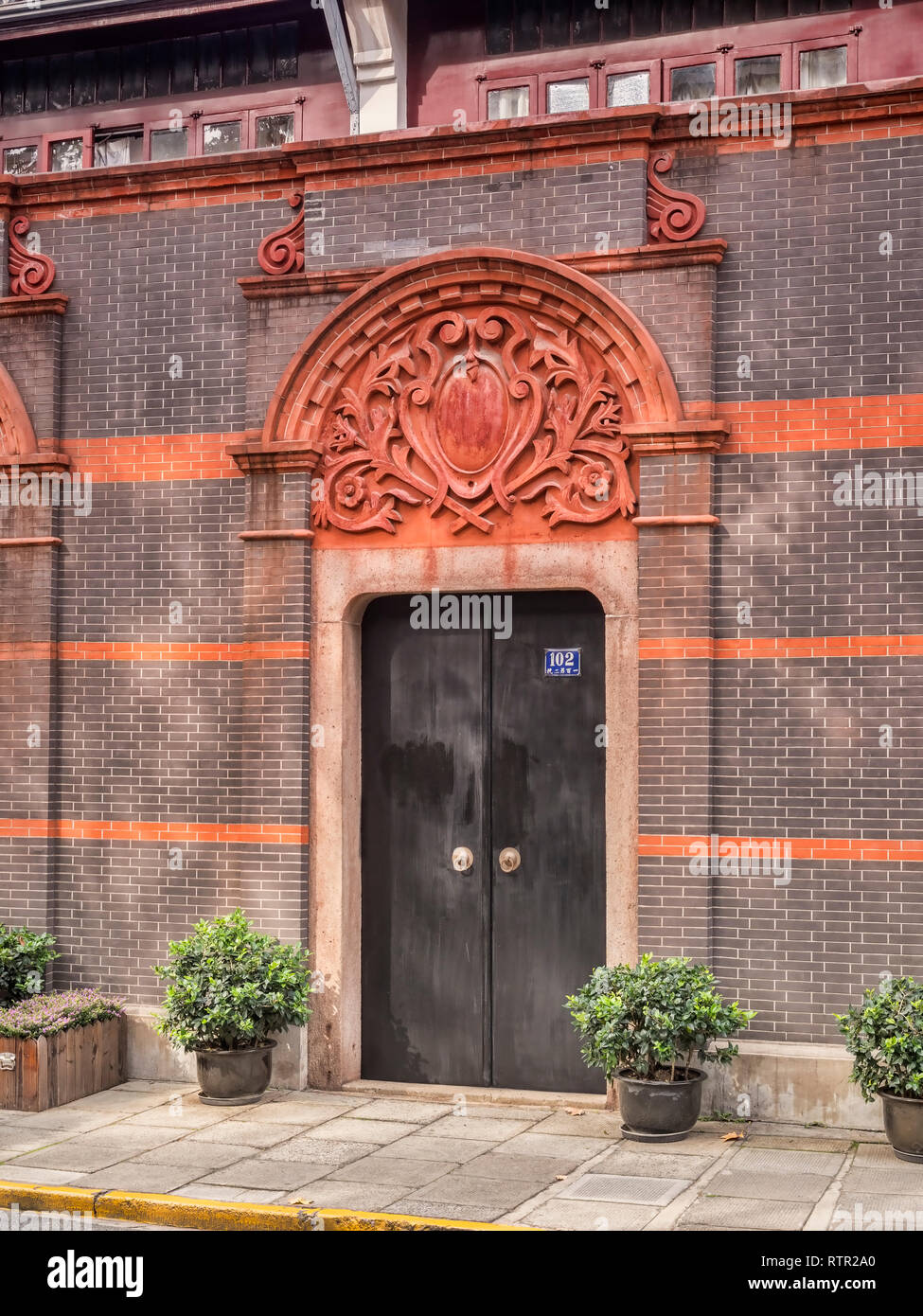 30. November 2018: Shanghai, China - Typische Tür, in den Xintiandi Viertel von Shanghai, zeigt eine Mischung aus chinesischen und europäischen Einflüssen. Stockfoto 30. November 2018: Shanghai, China - Typische Tür, in den Xintiandi Viertel von Shanghai, zeigt eine Mischung aus chinesischen und europäischen Einflüssen. Stockfoto