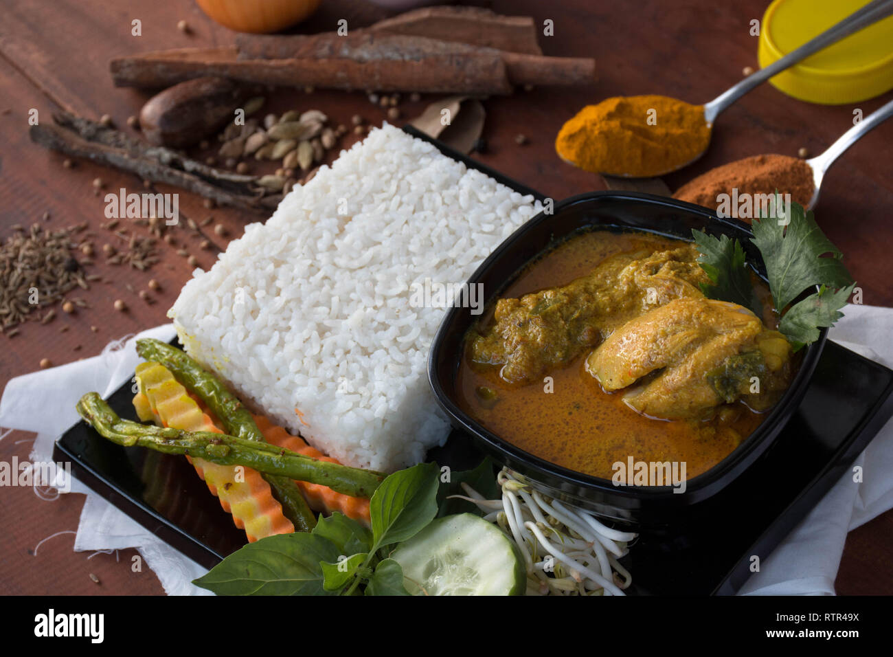 Das Chicken Curry, ist ein Lebensmittel vom Huhn mit Kräuter und Gewürze Soße getränkt, präsentieren mit Aufstieg, Sojasprossen, Tomaten, Gurken, carot und lange Stockfoto