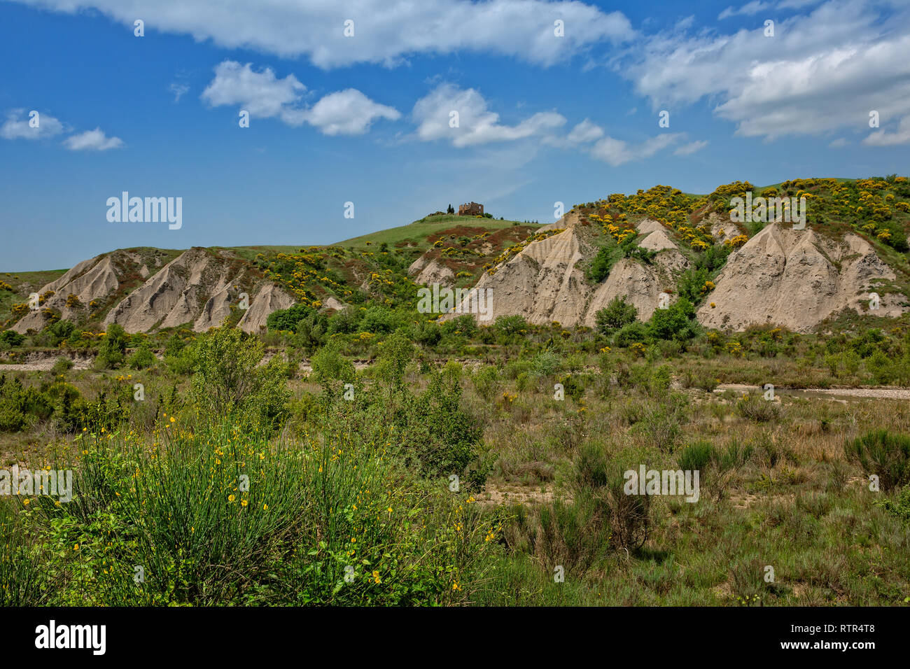 Blick auf den "Crete Senesi" Landschaft mit einer alten Ruine. Crete Senesi Landschaft erosion Formen der Calanchi in der Nähe von Siena, Toskana, Italien Stockfoto