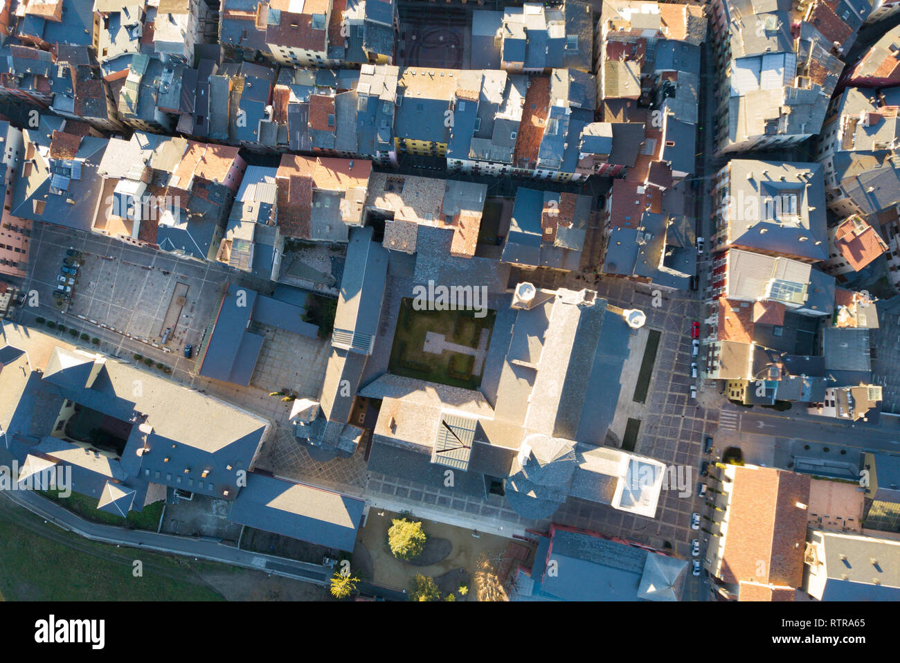 Blick von oben auf die Dächer der mittelalterlichen Kathedrale La Seu d'Urgell und Wohngebiet der Stadt im sonnigen Wintertag, Katalonien, Spanien Stockfoto