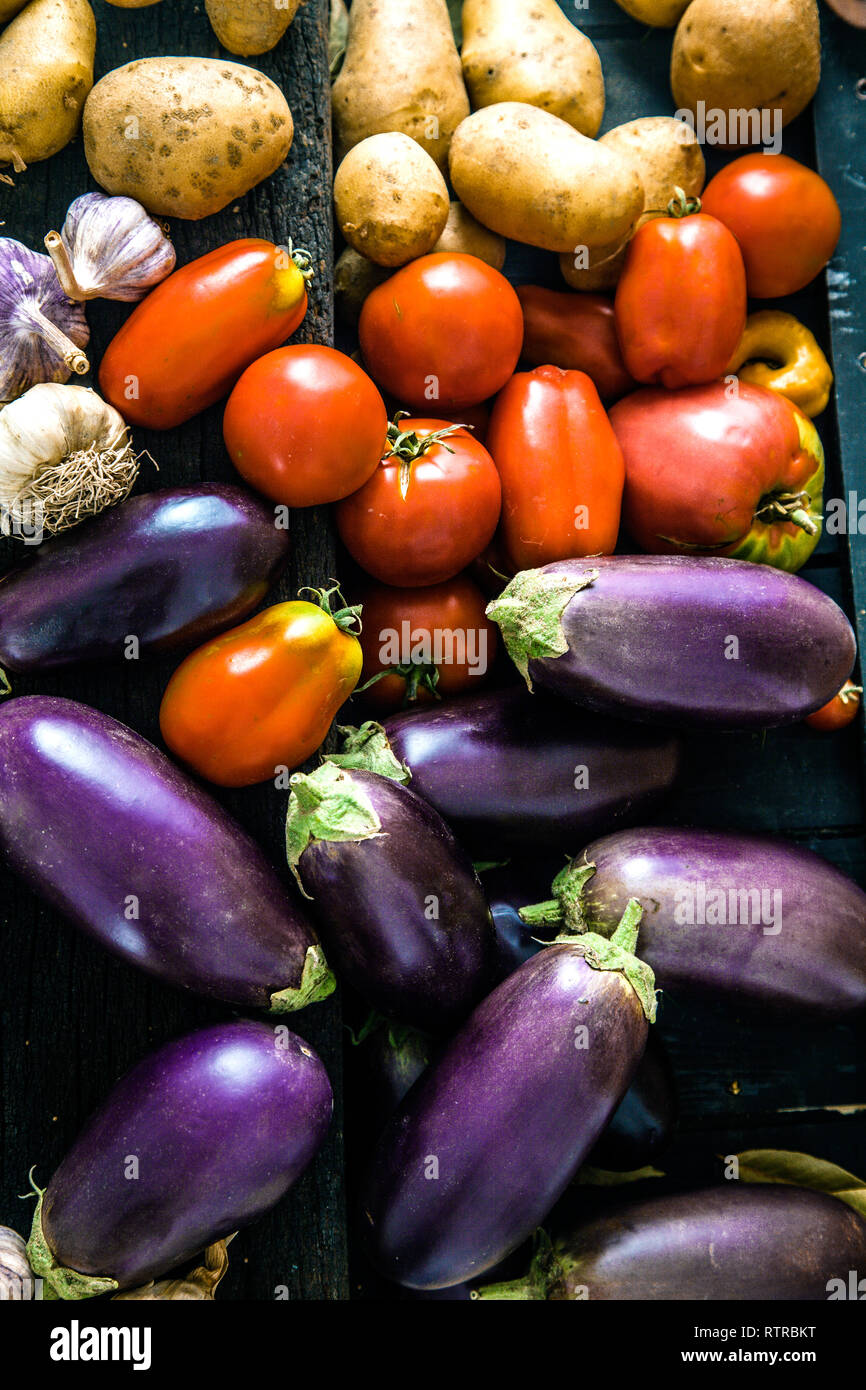 Gemüse auf Holz. Bio Gemüse in rustikalem Ambiente. Frische Lebensmittel. Gesundes Gemüse Stockfoto