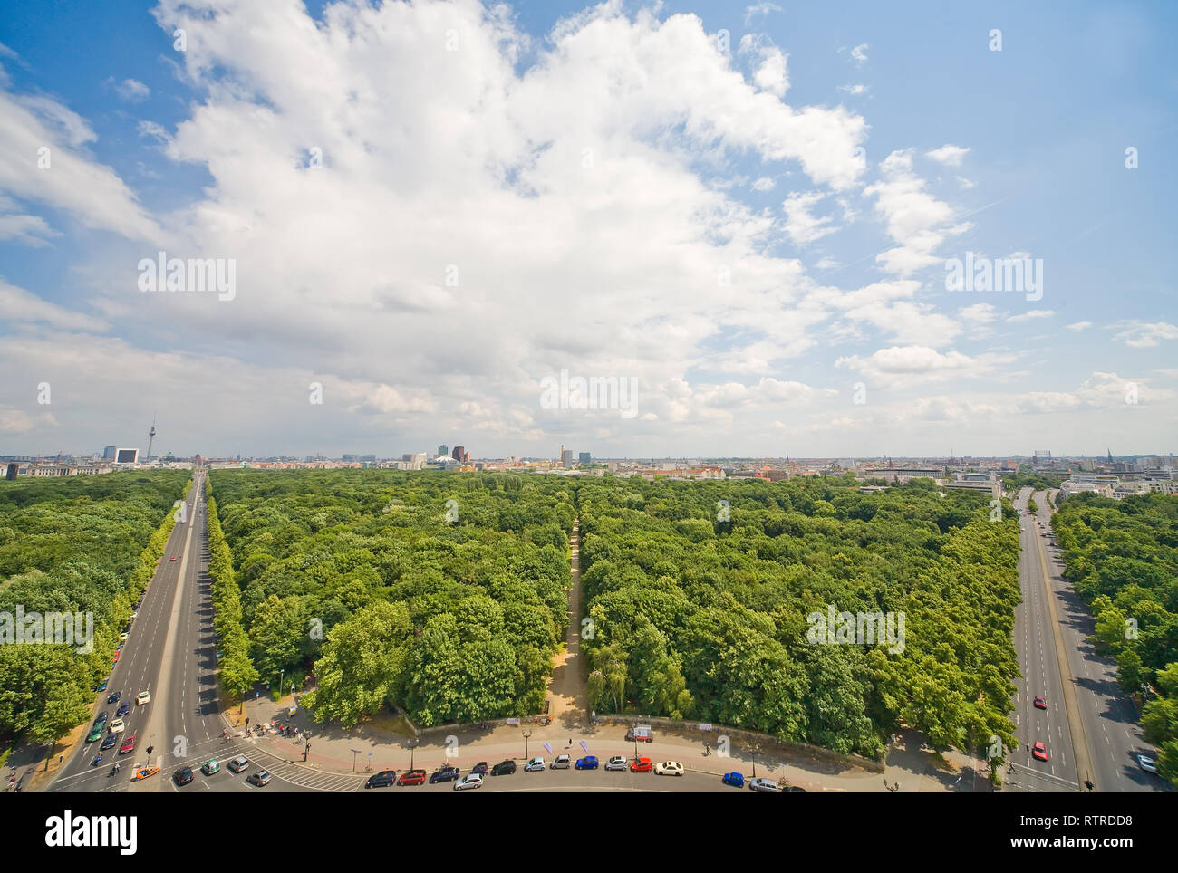 Berlin Panorama - Blick von der Siegessäule zum Tiergarten von ultra wide Objektiv aufgenommen Stockfoto